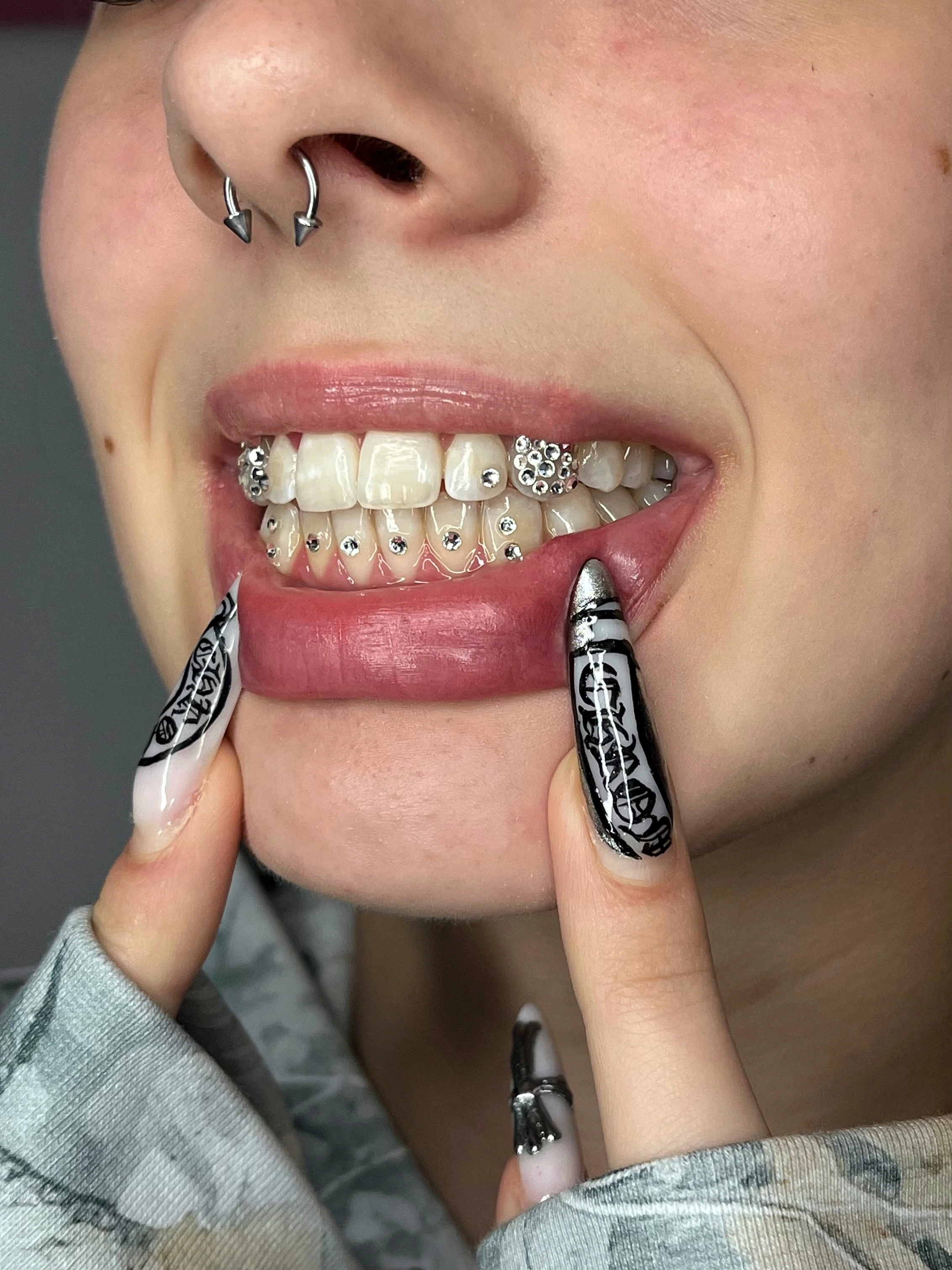 Efekt Toothgems - biżuteria nazębna