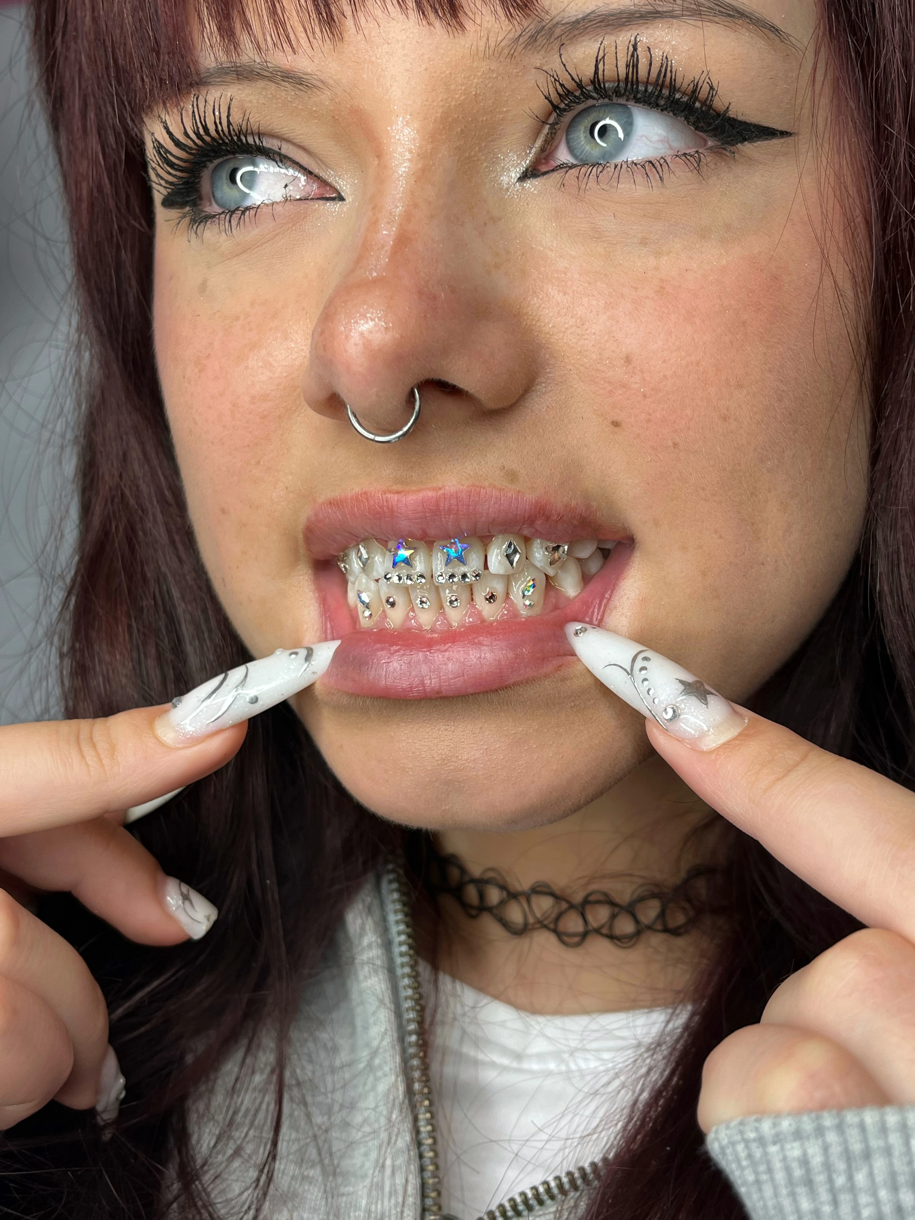 Efekt Toothgems - biżuteria nazębna